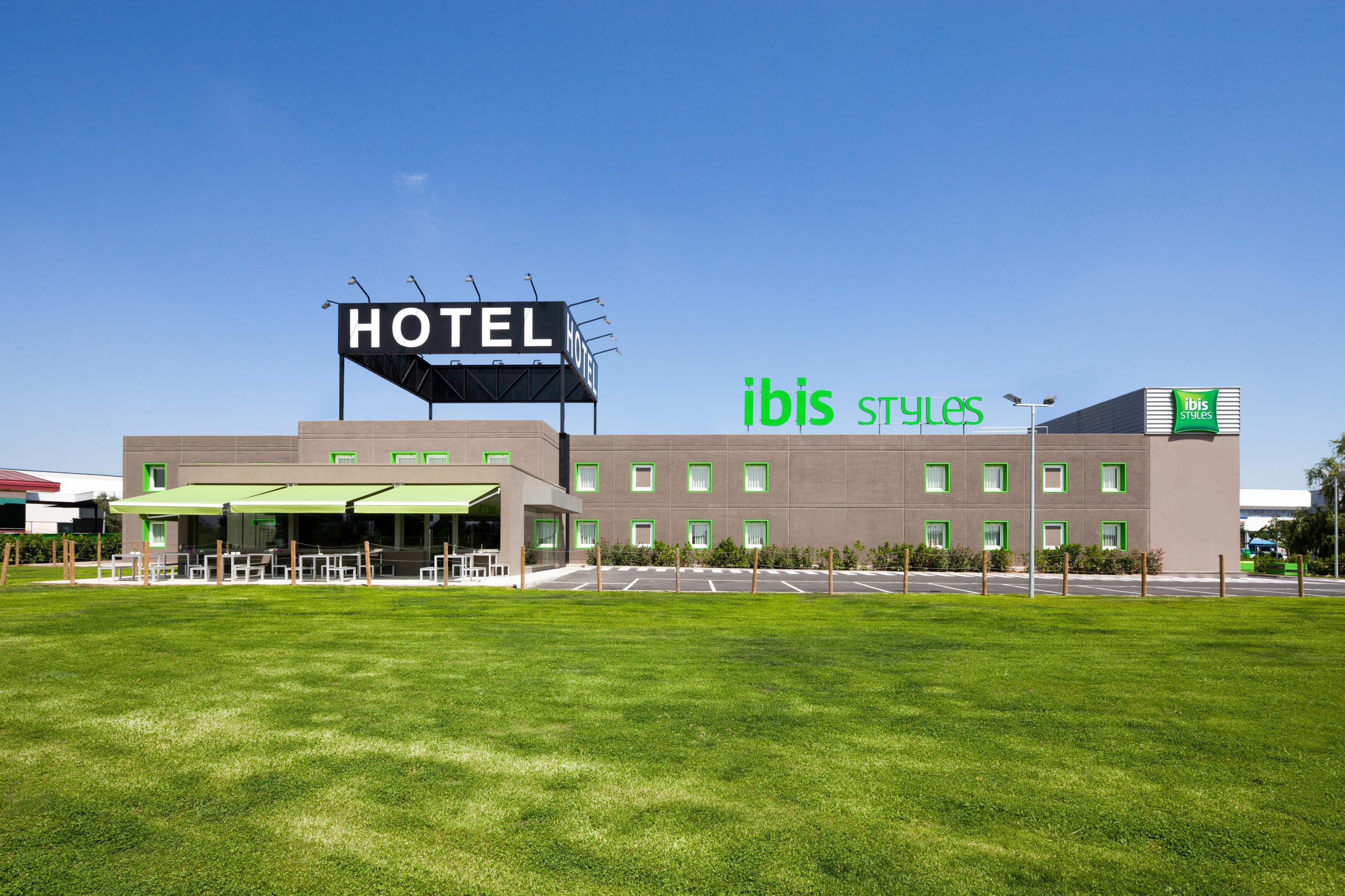 Hotel Ibis Styles Lleida Torrefarrera Exteriör bild